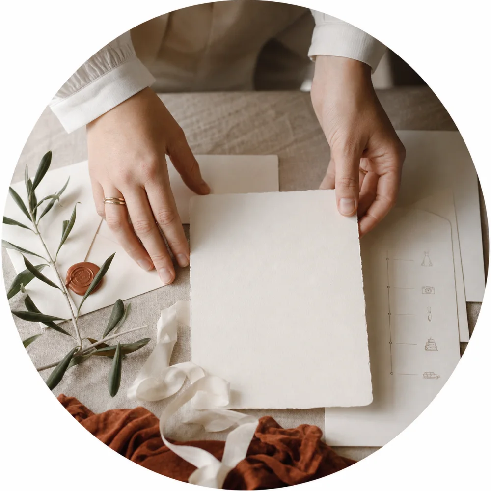 Hände planen sorgfältig die Details einer Hochzeit
